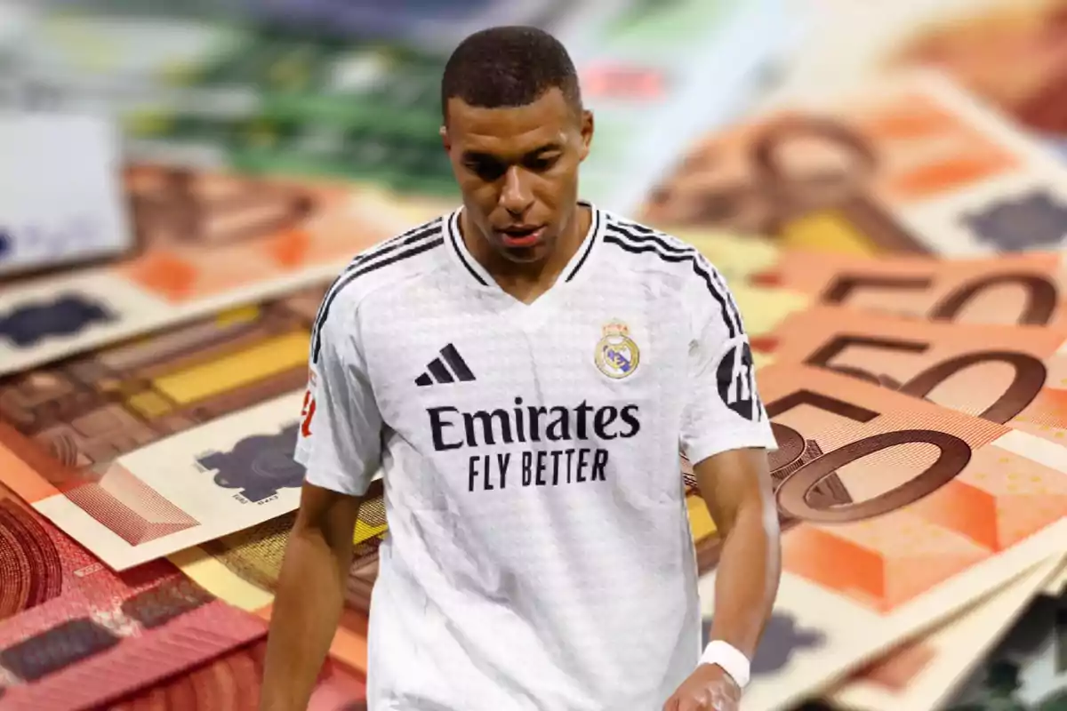 Un jugador de fútbol con camiseta blanca camina frente a un fondo de billetes de euro.