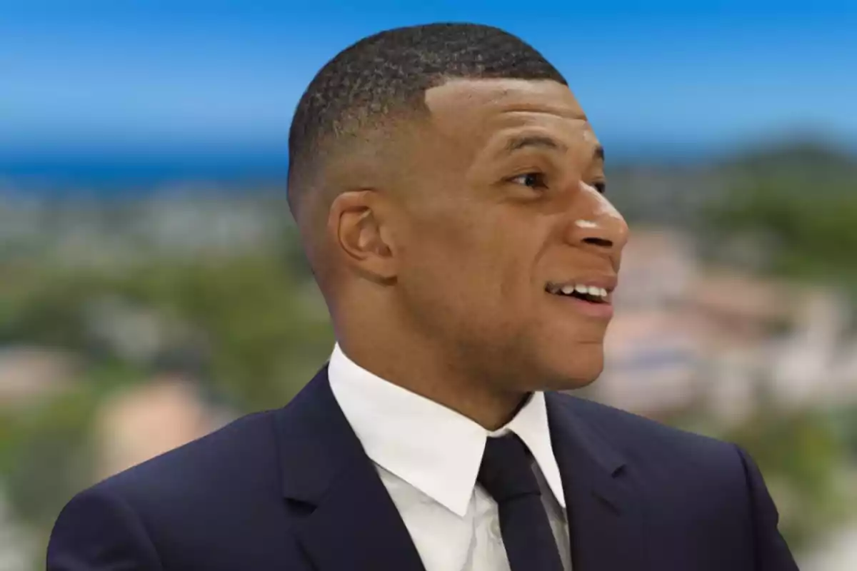 Mbappé con un fondo desenfocado de paisaje.