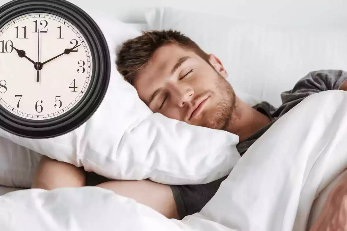 Hombre durmiendo en una cama con un reloj de pared mostrando las 10:10.