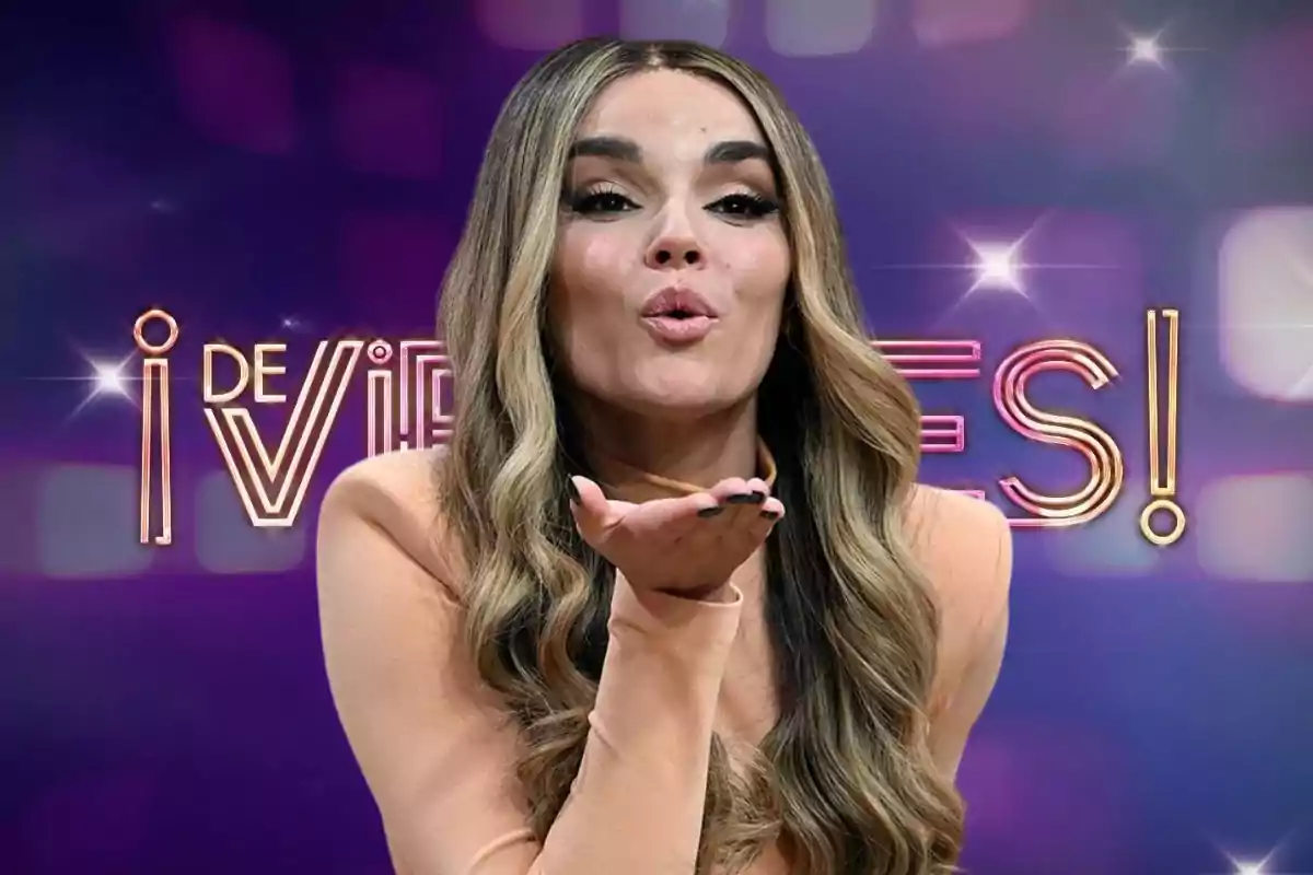 Mujer de cabello largo y ondulado lanza un beso frente a un fondo morado con letras luminosas