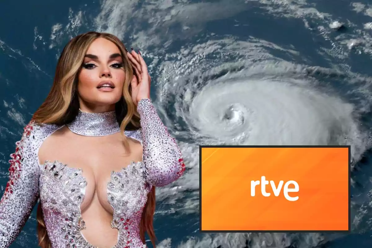 Una mujer con vestido brillante posa frente a una imagen satelital de un huracán y un recuadro naranja con el logo de rtve