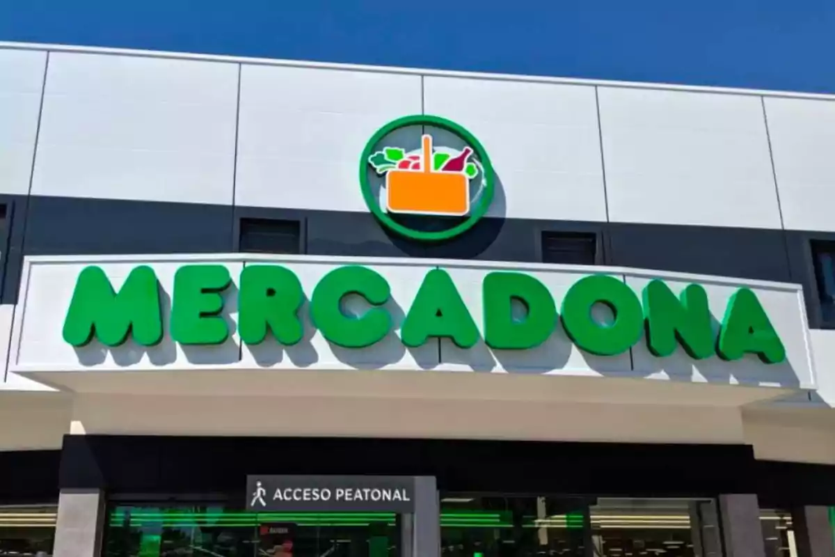 Fachada de una tienda Mercadona con el logotipo de la empresa y un cartel de acceso peatonal.