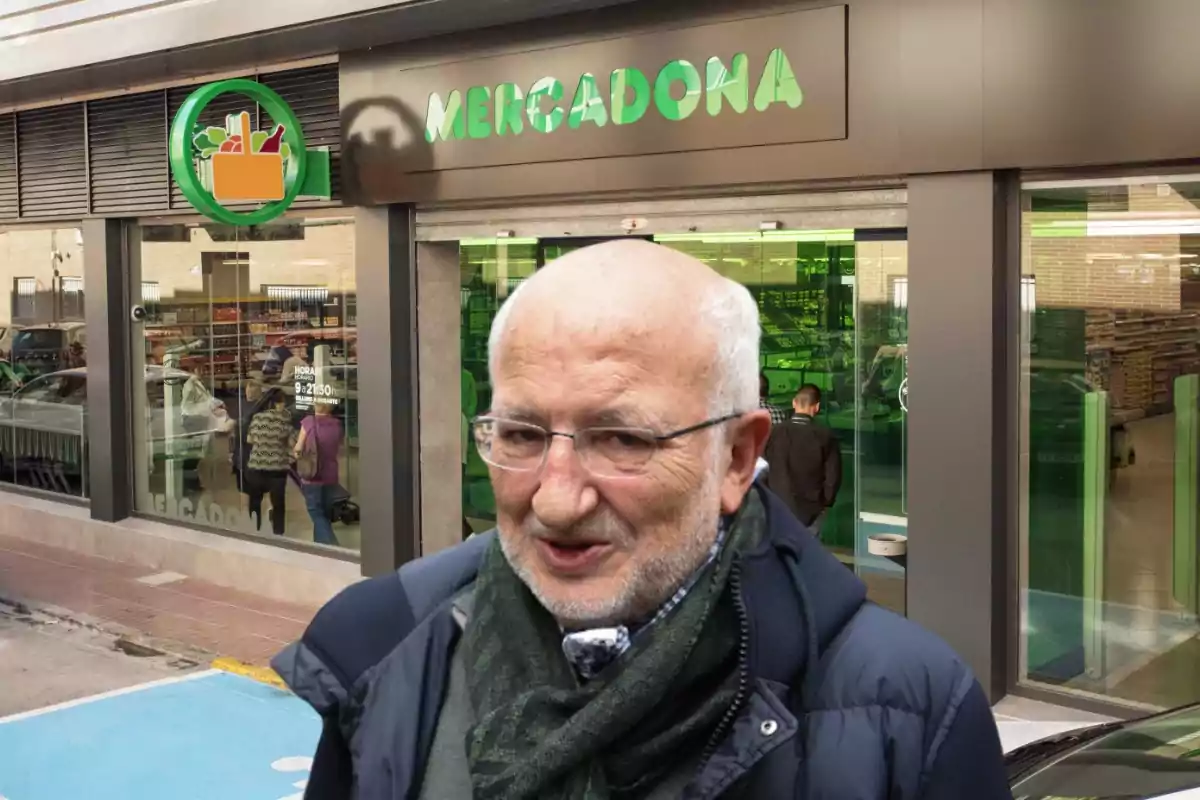 Un hombre mayor con gafas y bufanda está frente a la entrada de un supermercado Mercadona.