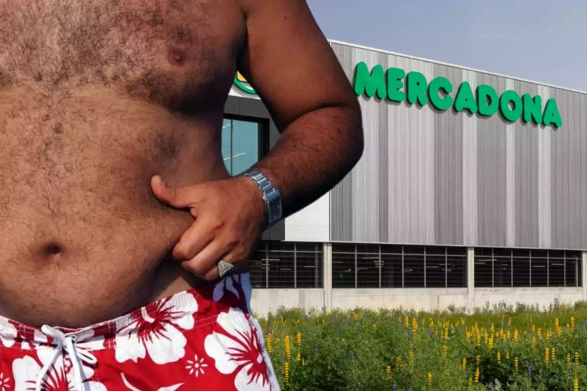 Un hombre con el torso desnudo y pantalones cortos de flores rojas frente a un edificio de Mercadona.