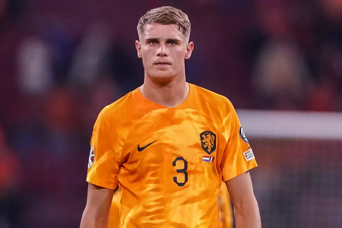 Un jugador de fútbol con camiseta naranja de la selección de Países Bajos en el campo. Un jugador de fútbol con camiseta naranja de la selección de Países Bajos en el campo.
