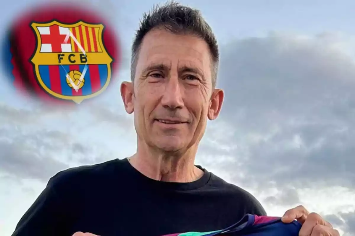 Un hombre con una camiseta negra sostiene una prenda de ropa, con el escudo del FC Barcelona en el fondo.