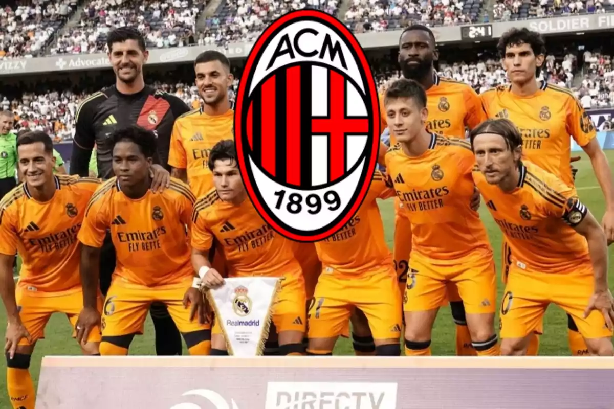 Un grupo de jugadores de fútbol con uniformes naranjas posando en un estadio, con un escudo del AC Milan superpuesto en el centro.