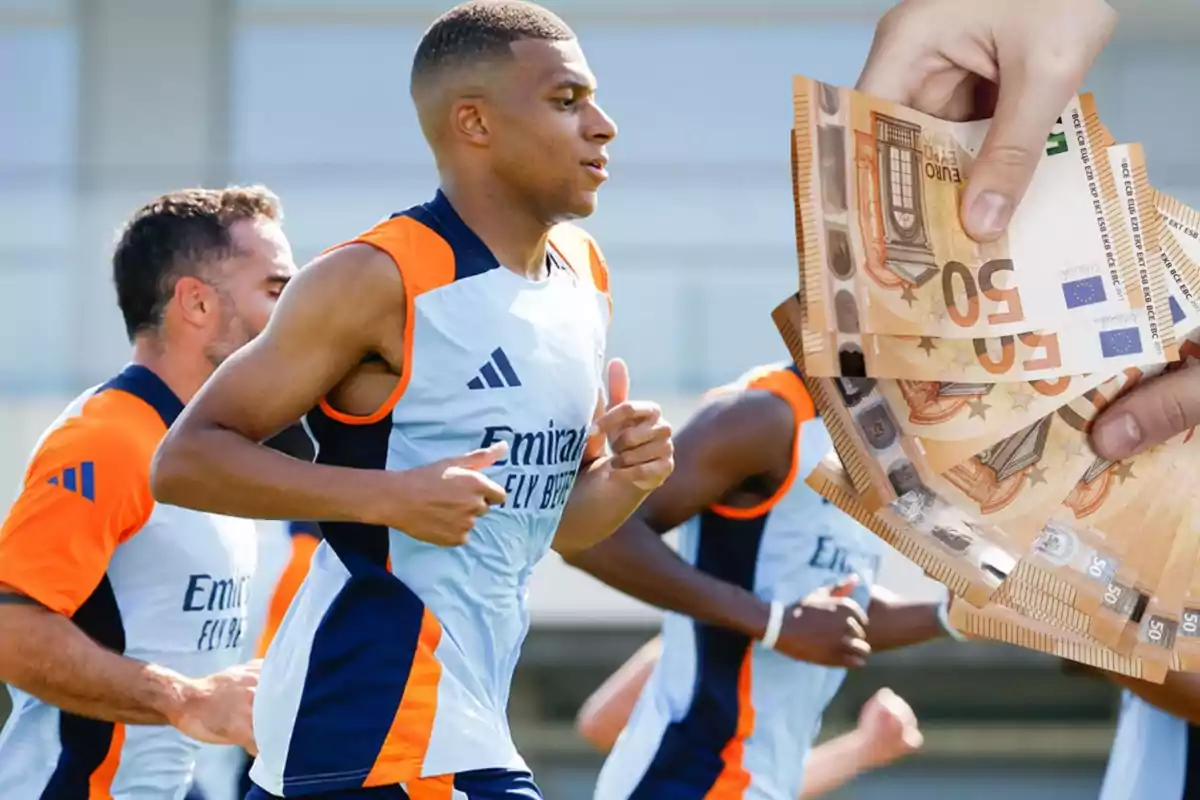 Jugadores de fútbol entrenando mientras una mano sostiene billetes de euros.