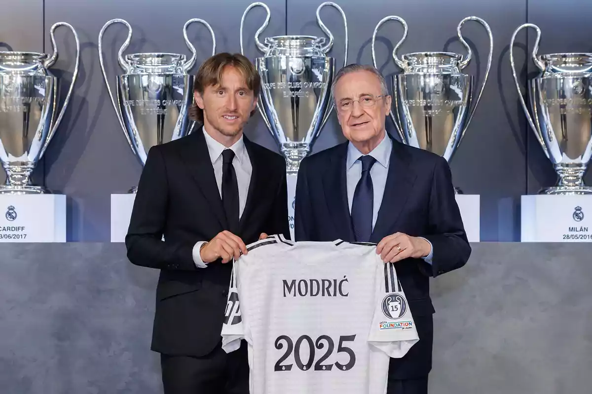 Modric y Florentino Pérez en su renovación