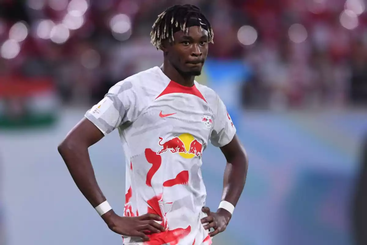 Jugador de fútbol con uniforme del RB Leipzig en el campo de juego. Jugador de fútbol con uniforme del RB Leipzig en el campo de juego.