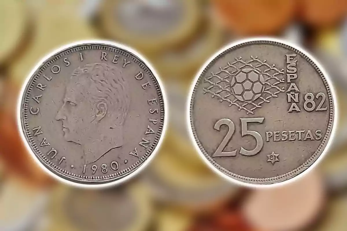 Moneda de 25 pesetas de España de 1980 con el perfil de un monarca y un diseño de fútbol en el reverso.