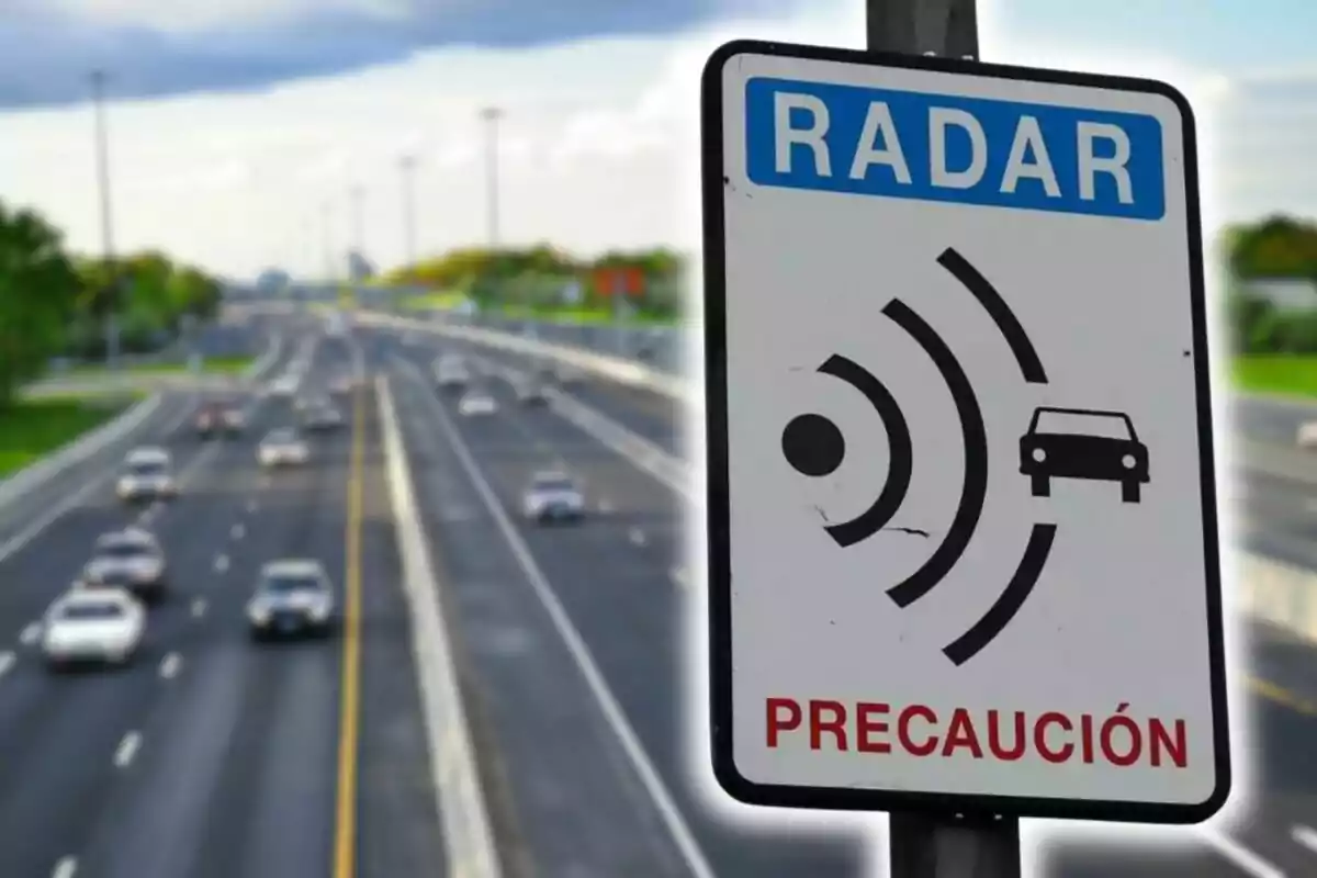 Señal de tráfico de radar de velocidad en una autopista con la palabra 