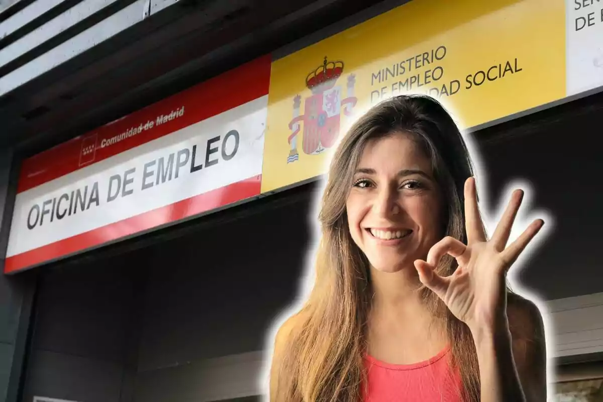 Mujer sonriendo y haciendo un gesto de 