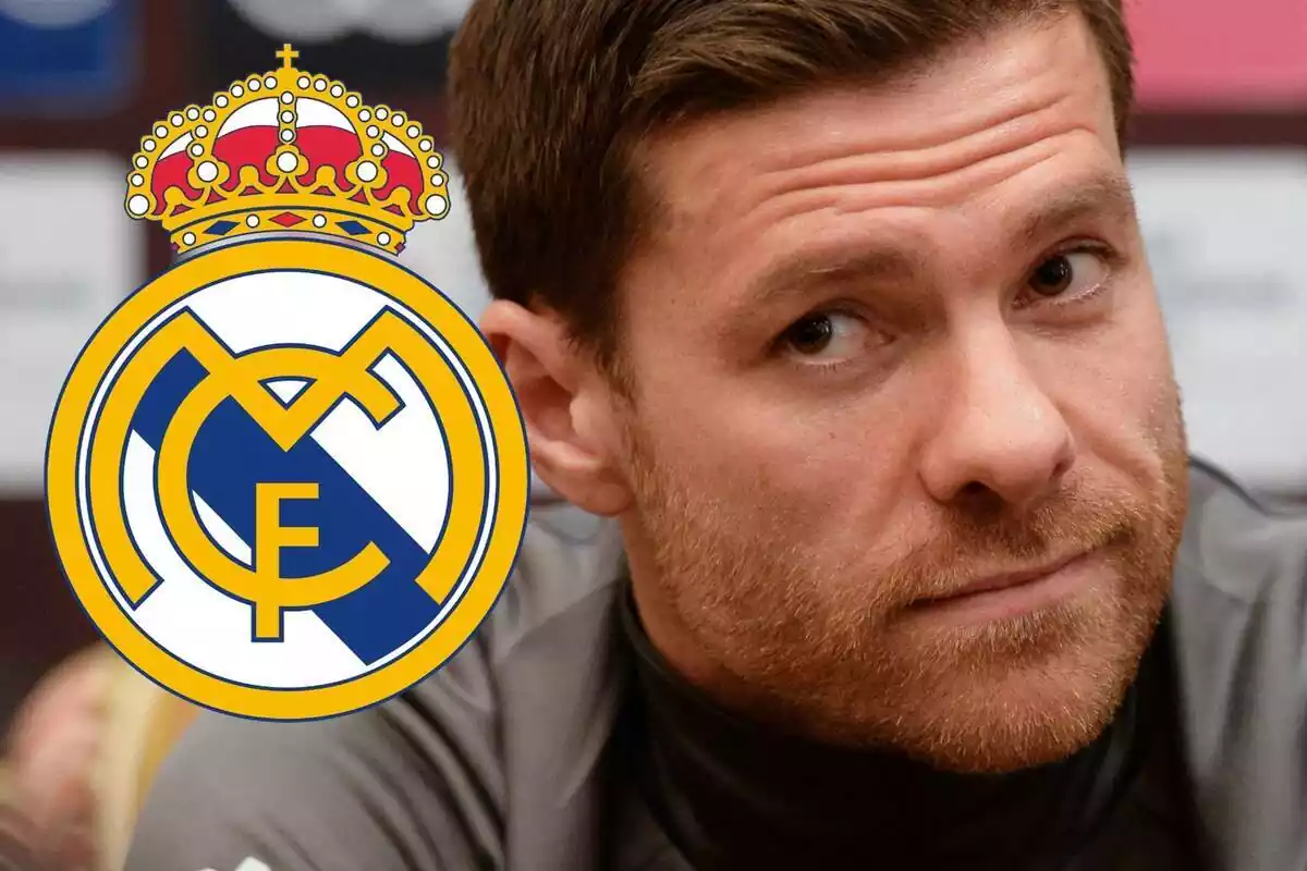 Xabi Alonso junto al escudo del Real Madrid