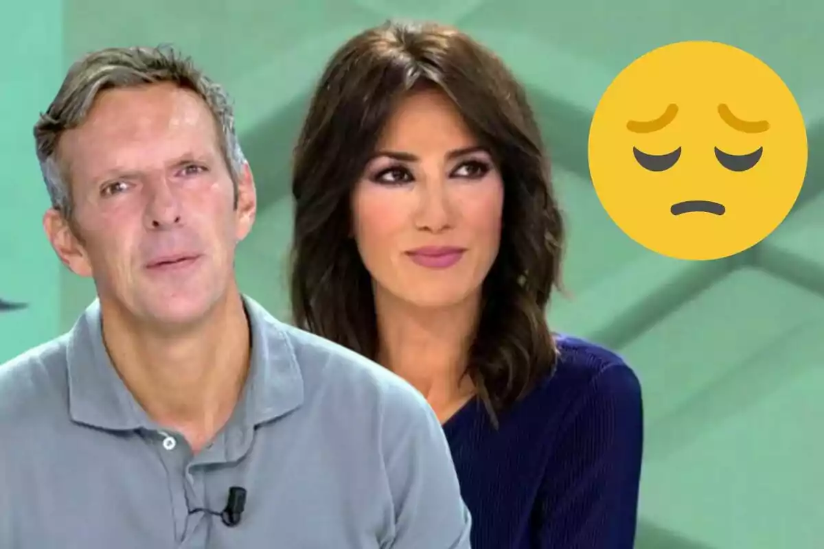 Joaquín Prat y Patricia Pardo están sentadas juntas en un estudio de televisión con un emoji de cara triste flotando a la derecha.