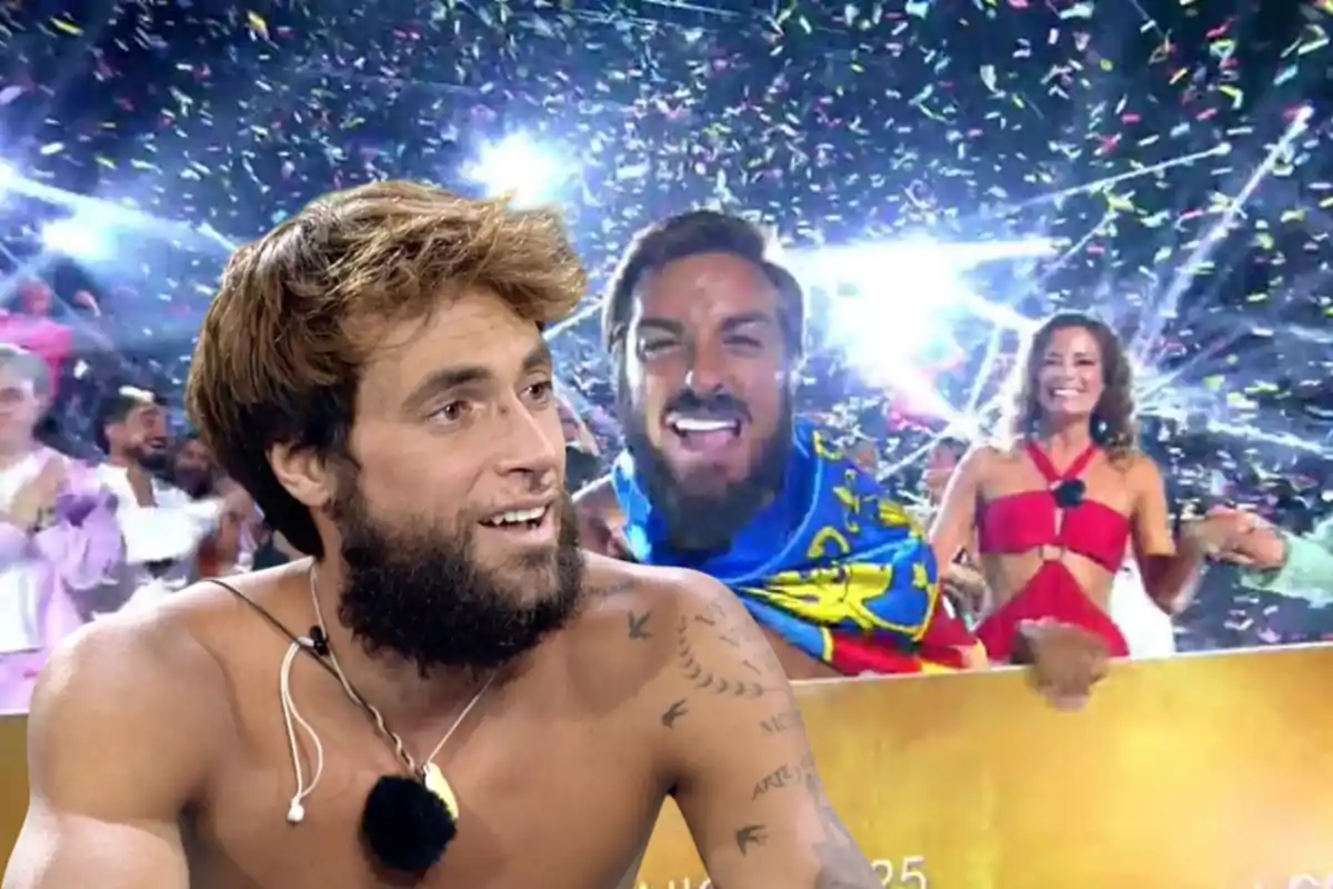 Hombre con barba y cabello castaño sonríe en primer plano mientras al fondo se celebra un evento con confeti y luces, acompañado de personas felices