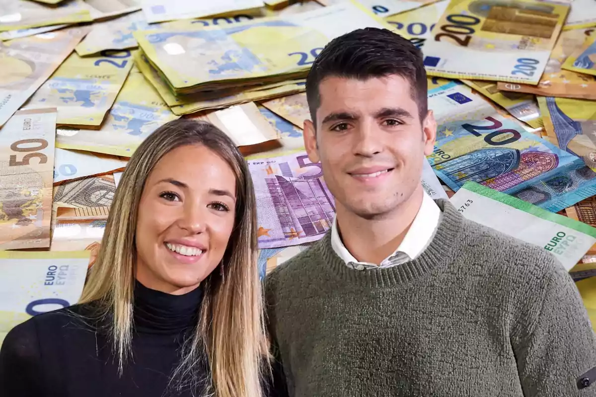 Una pareja sonriente posando frente a un fondo de billetes de euro.