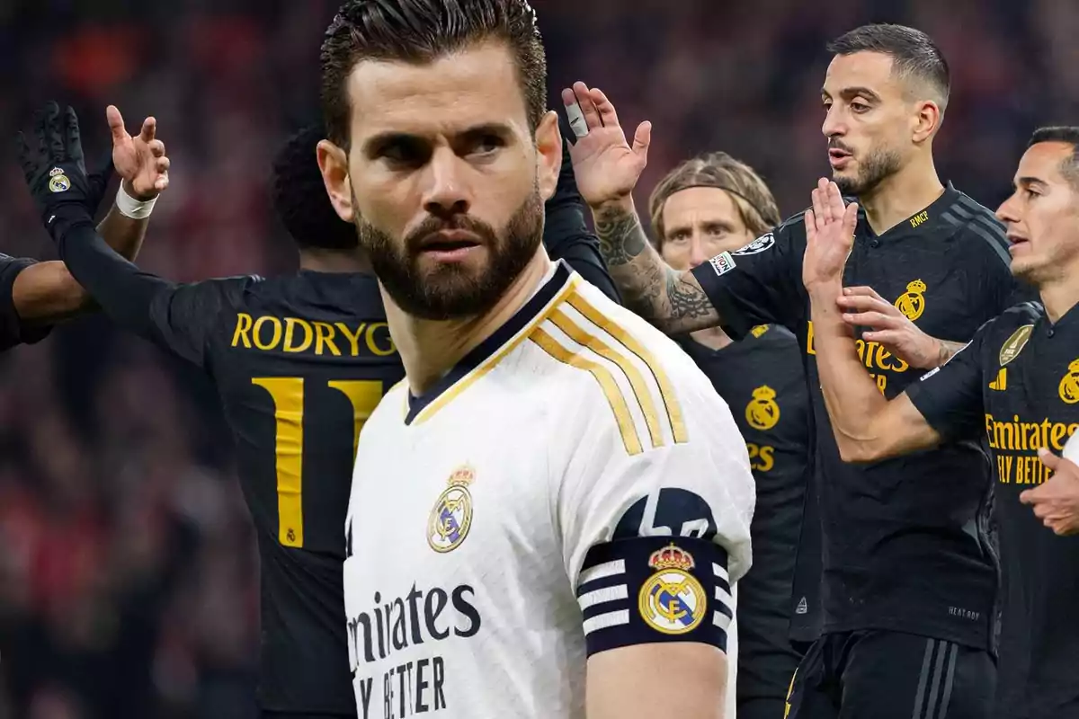 Jugadores del Real Madrid celebrando en el campo, con uno de ellos en primer plano usando el uniforme blanco del equipo.