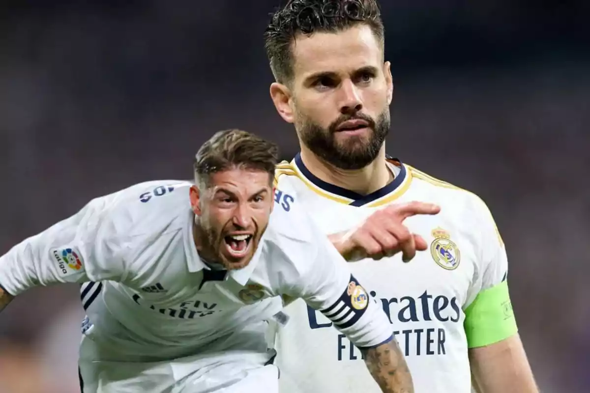 Sergio Ramos con la camiseta del Real Madrid celebra un gol, y detrás la figura seria de Nacho Fernández que señala con el dedo