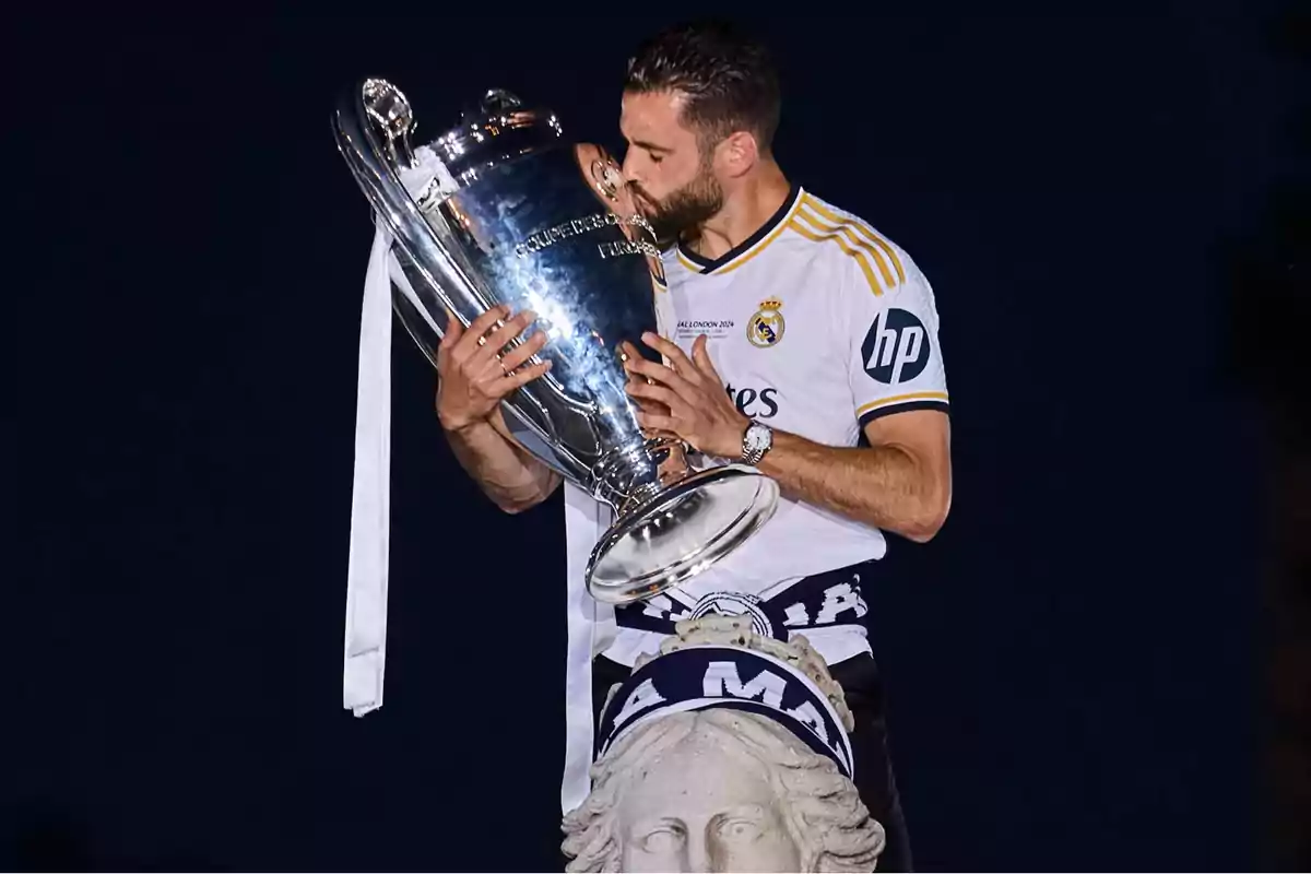 Nacho Fernández besando el trofeo de la Liga de Campeones de la UEFA.