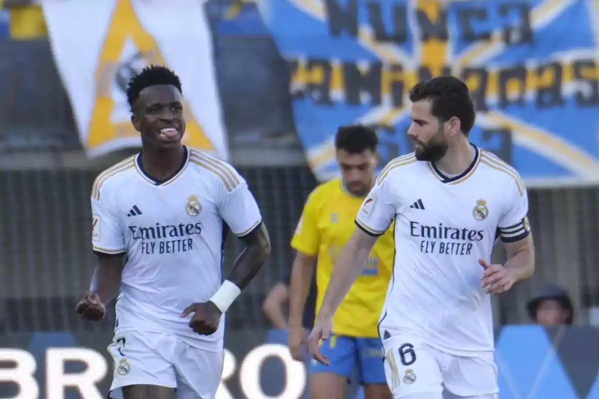 Jugadores del Real Madrid celebrando durante un partido de fútbol.