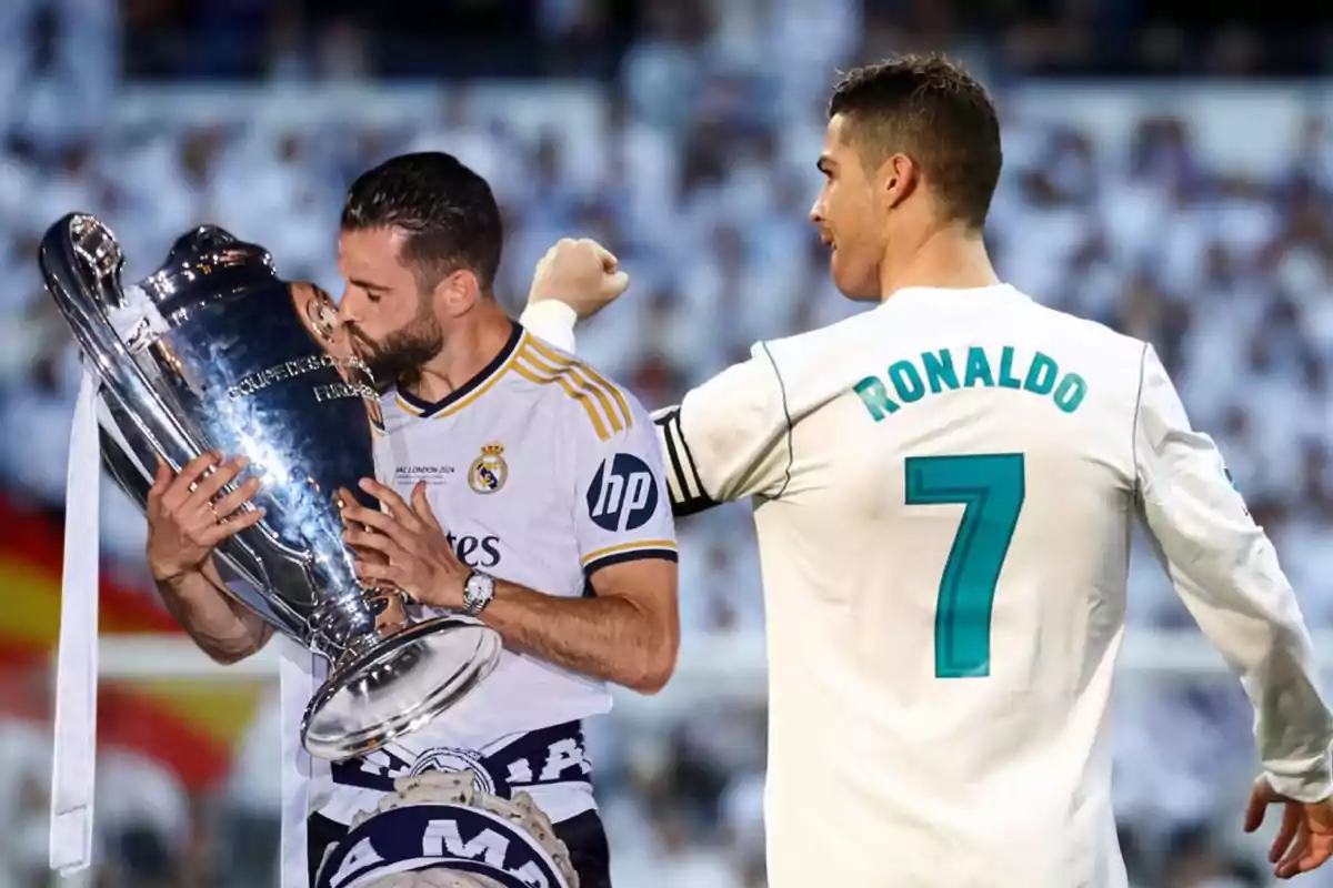 Dos jugadores del Real Madrid celebran con el trofeo de la Liga de Campeones de la UEFA.