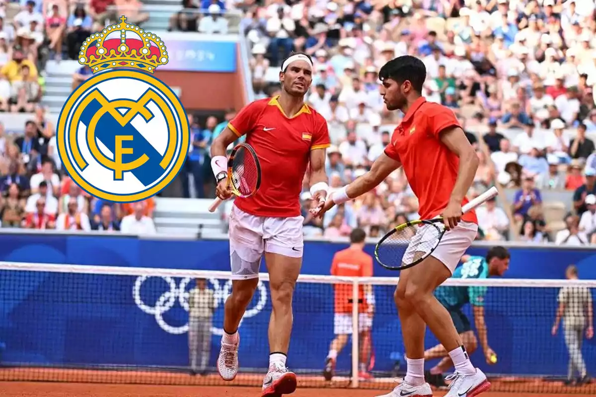 Dos tenistas con uniformes rojos se dan la mano en una cancha de tenis, con el logo del Real Madrid superpuesto en la imagen.