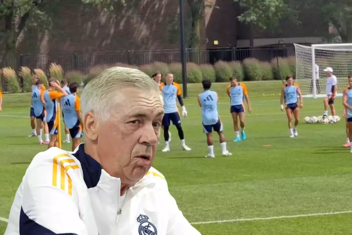 Un entrenador de fútbol observa a su equipo durante una sesión de entrenamiento en un campo de fútbol.