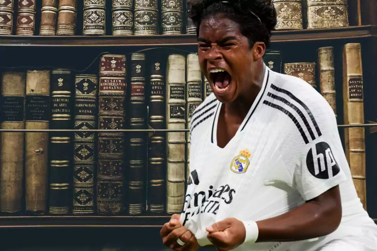 Un jugador de fútbol con la camiseta del Real Madrid celebra apasionadamente frente a una estantería llena de libros antiguos.