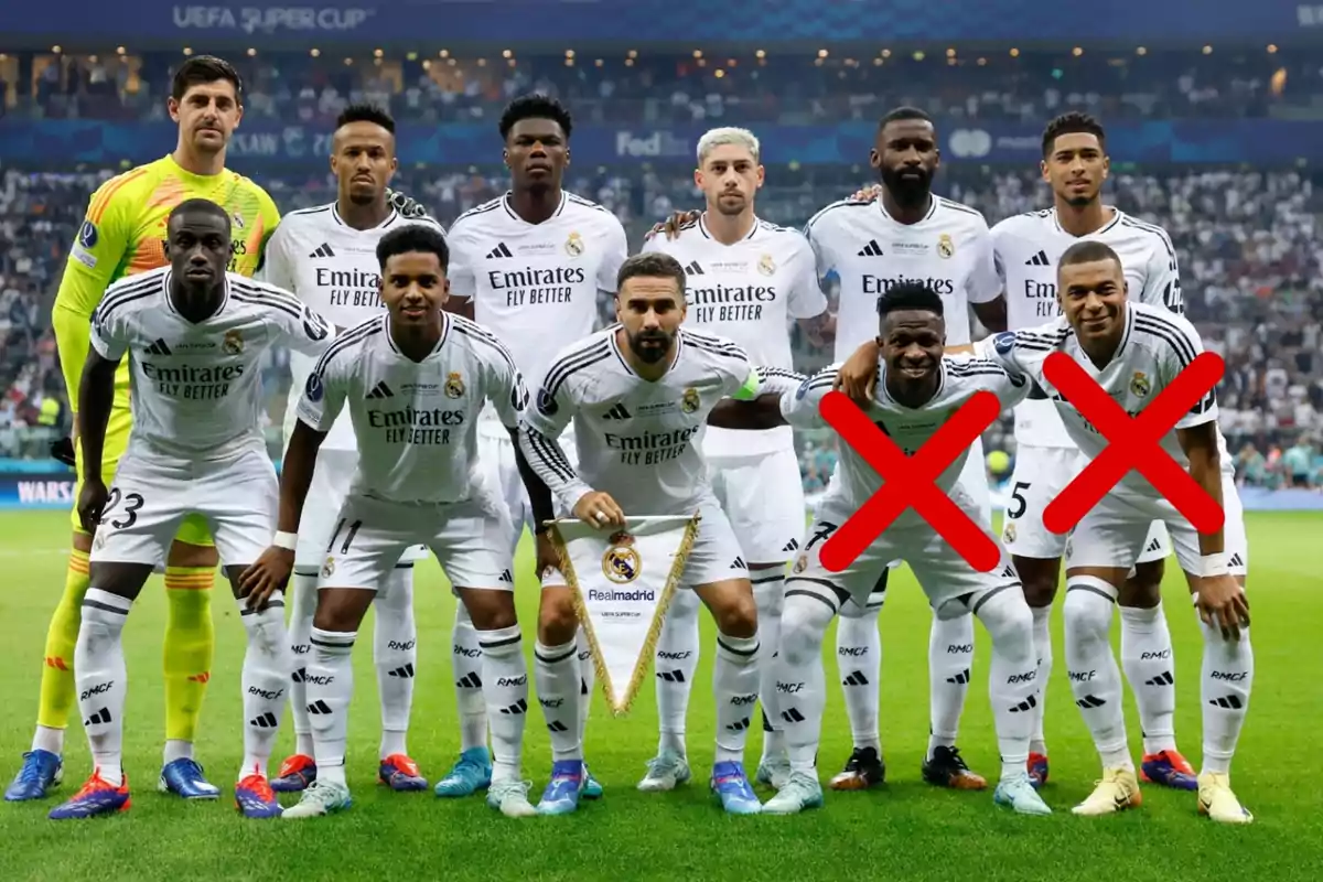 Jugadores del Real Madrid posando en el campo antes de un partido, con dos jugadores tachados con una X roja.