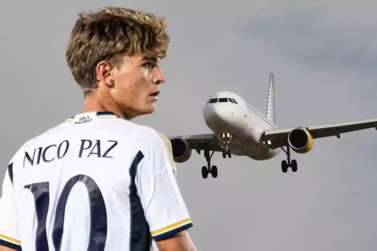 Un jugador de fútbol con una camiseta que dice "Nico Paz" y el número 10 en la espalda, con un avión en el fondo.