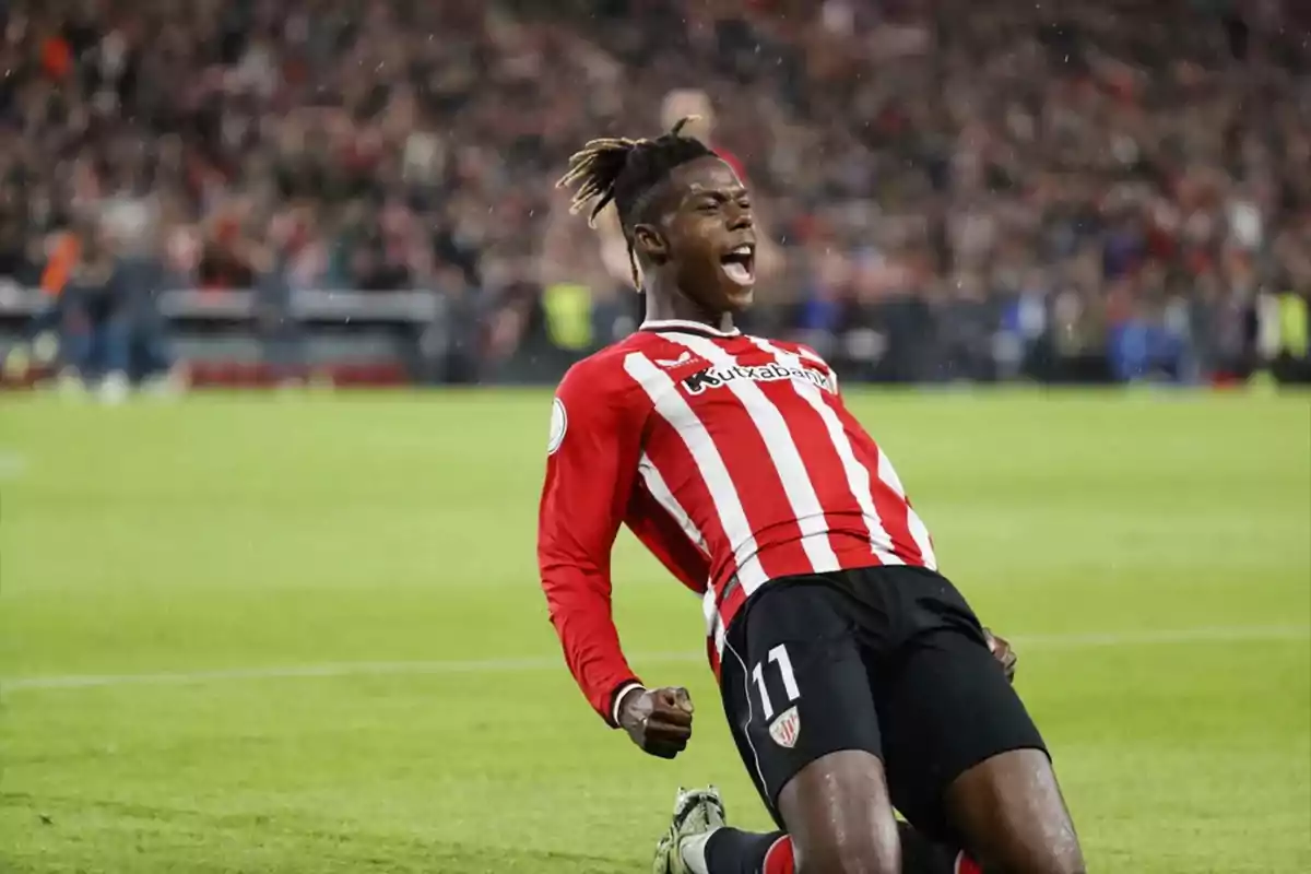 Jugador de fútbol celebrando un gol en el campo con la camiseta del Athletic Club.