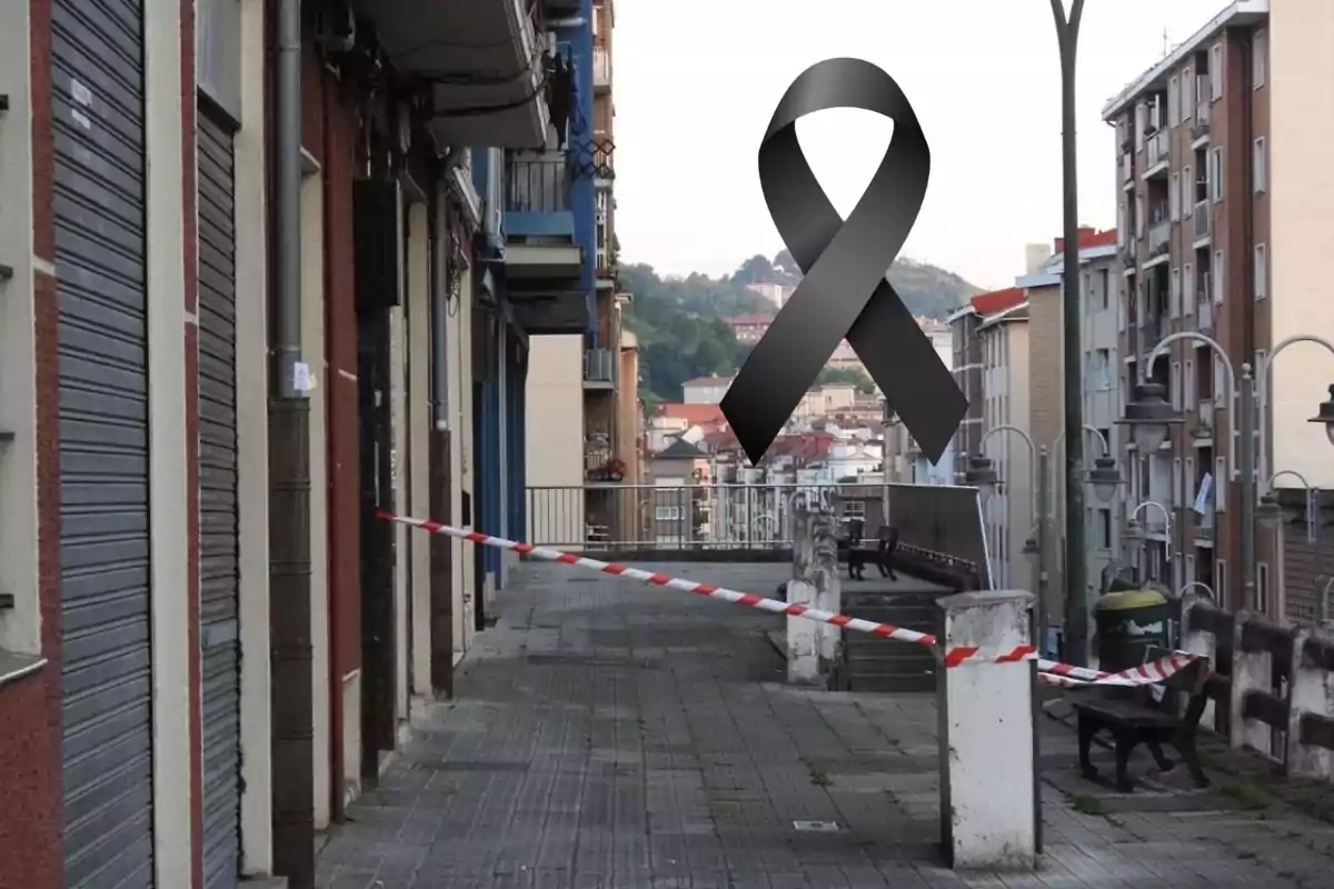 Calle acordonada con un lazo negro de luto en el centro de la imagen