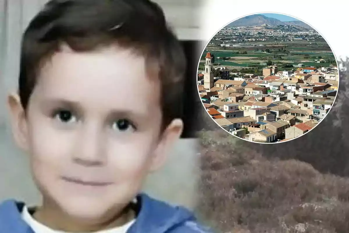 Un niño sonriente con cabello corto y una imagen circular de un pueblo en el fondo.