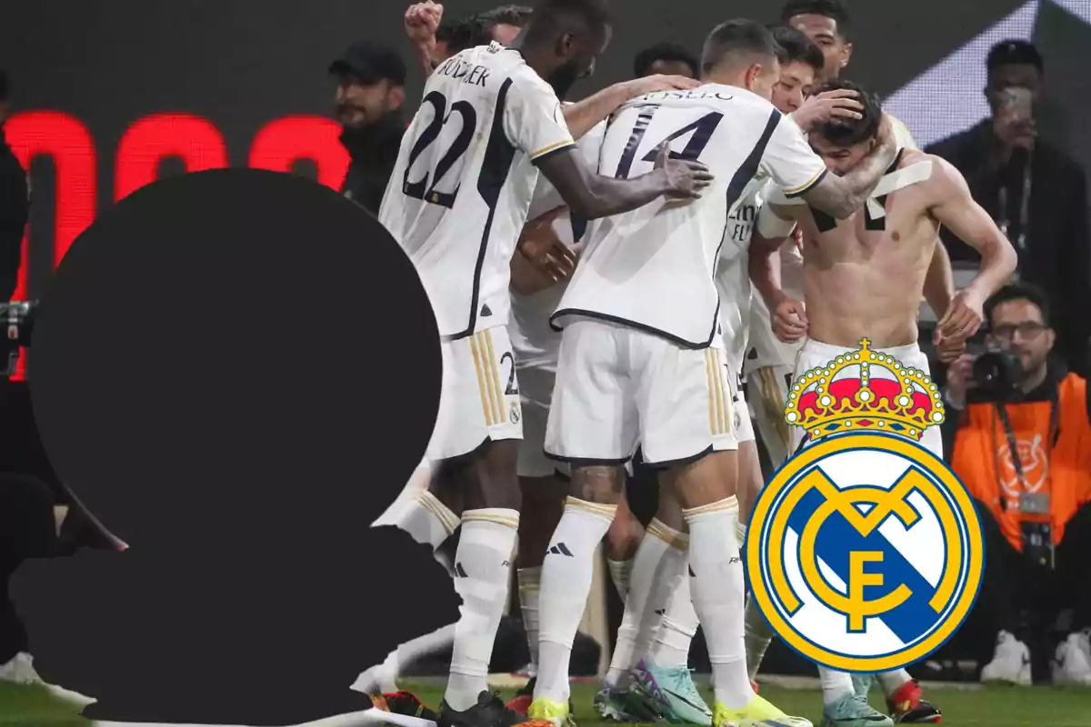 Jugadores de fútbol del Real Madrid celebrando en el campo con el escudo del equipo en primer plano.