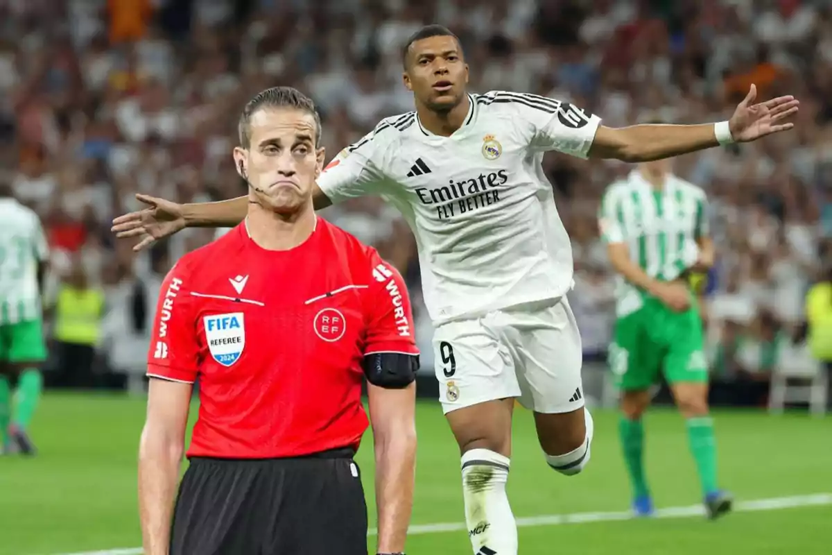 Un árbitro de fútbol con una expresión de descontento y un jugador celebrando un gol en un partido.