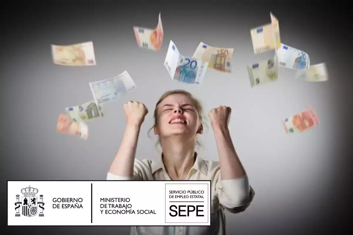 Una mujer celebra con los puños en alto mientras billetes de euro caen a su alrededor, con los logotipos del Gobierno de España, el Ministerio de Trabajo y Economía Social, y el Servicio Público de Empleo Estatal (SEPE) en la parte inferior.