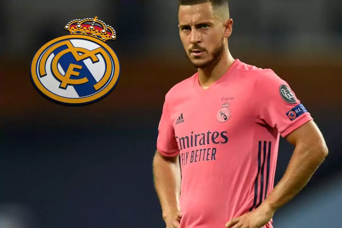 Jugador del Real Madrid con uniforme rosa junto al escudo del equipo.