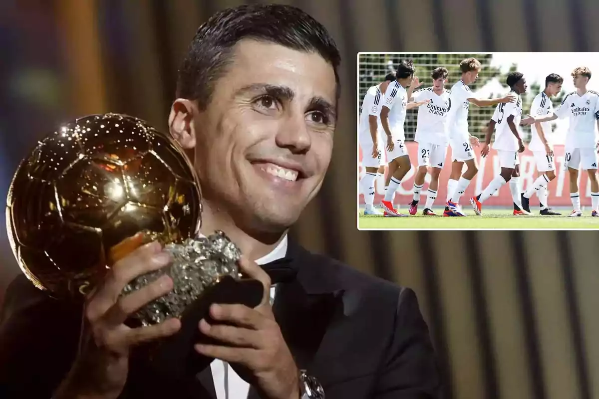 Un hombre sonriente sostiene un trofeo dorado mientras en un recuadro se ve a un grupo de futbolistas en el campo.