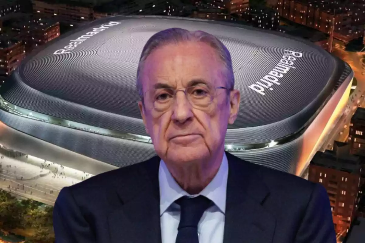 Un hombre mayor con gafas y traje oscuro está frente a un estadio moderno con el nombre "Real Madrid" visible en el techo.