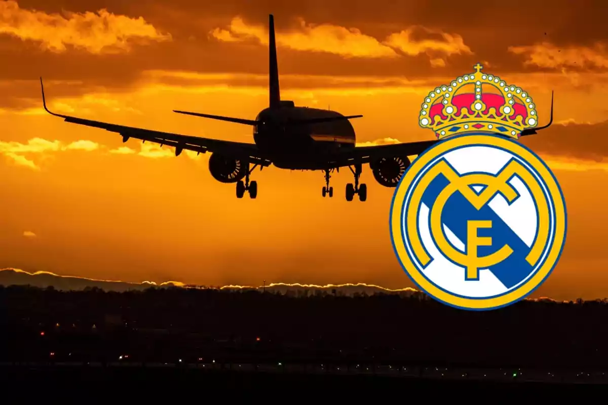 Un avión aterrizando al atardecer con el logo del Real Madrid en la esquina derecha.