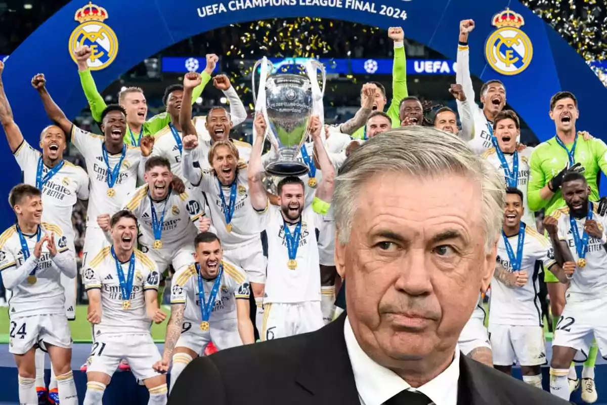 Carlo Ancelotti con rostro serio, y detrás toda la plantilla del Real Madrid levantando el trofeo de la última Champions League en Londres