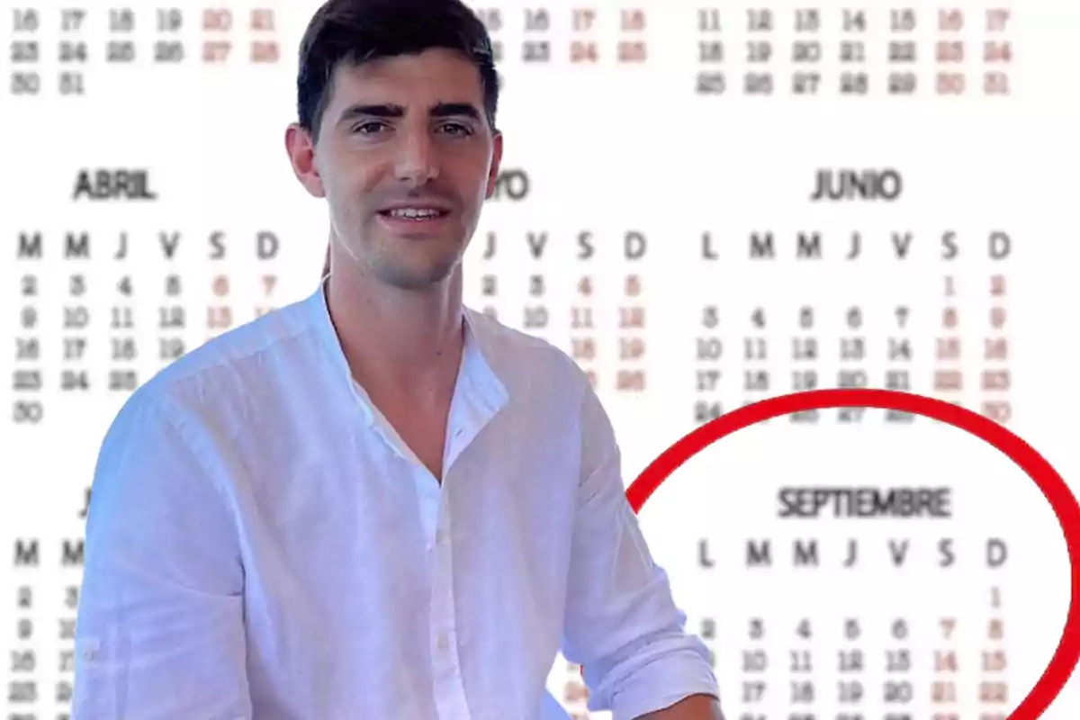 Courtois frente a un calendario.