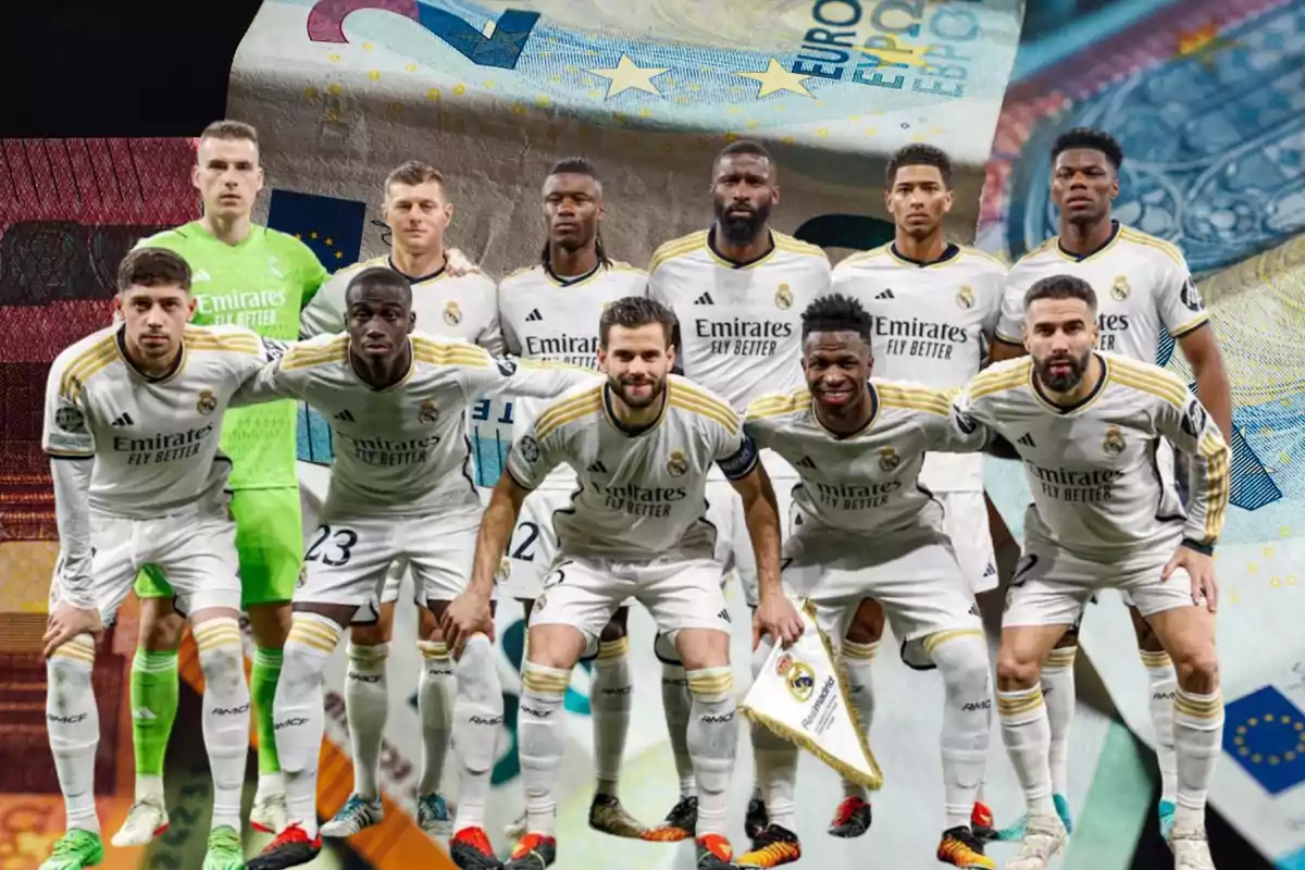 "Jugadores del equipo de fútbol Real Madrid posando en formación, con uniformes blancos y detalles dorados, frente a un fondo de billetes de euro."