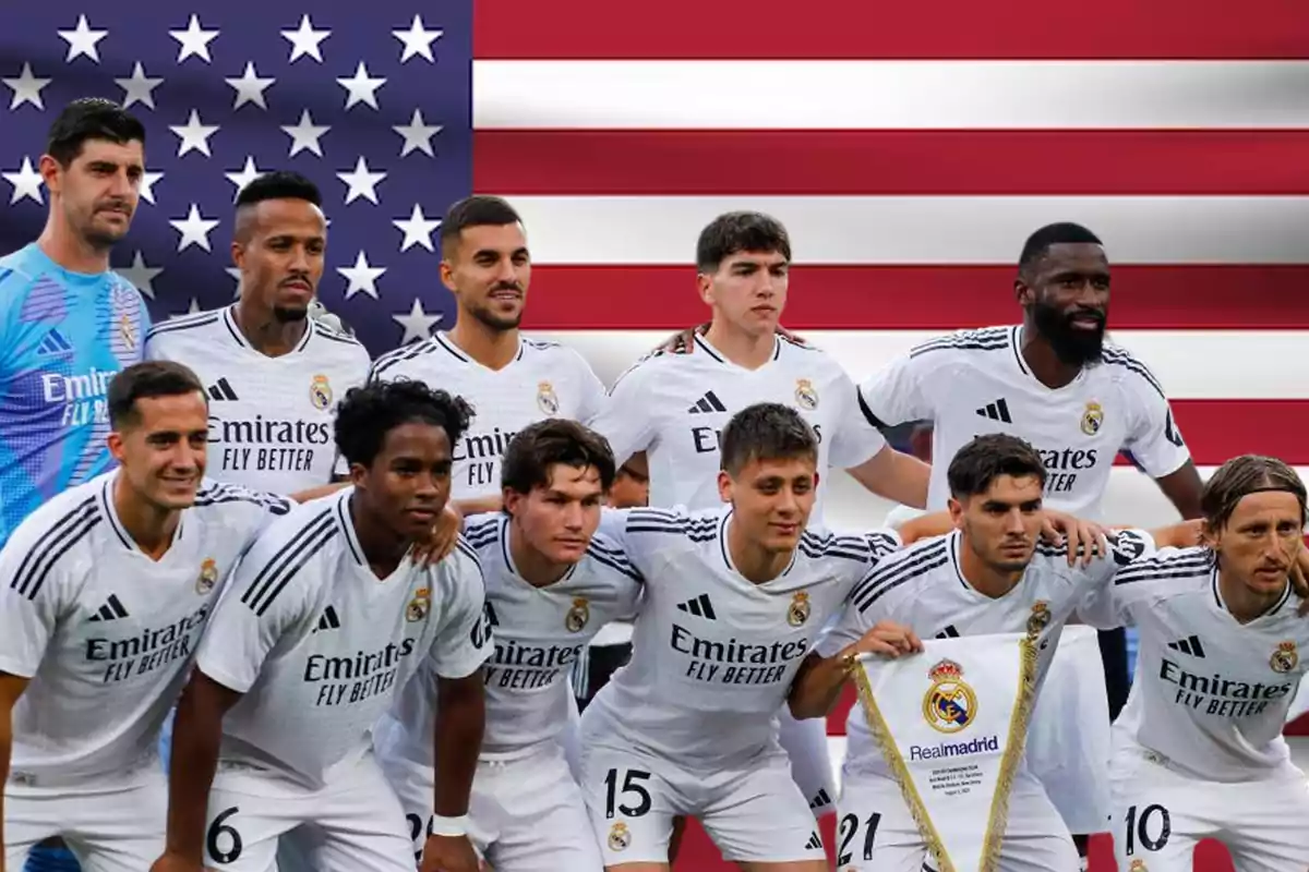 Jugadores del Real Madrid posando frente a una bandera de Estados Unidos.