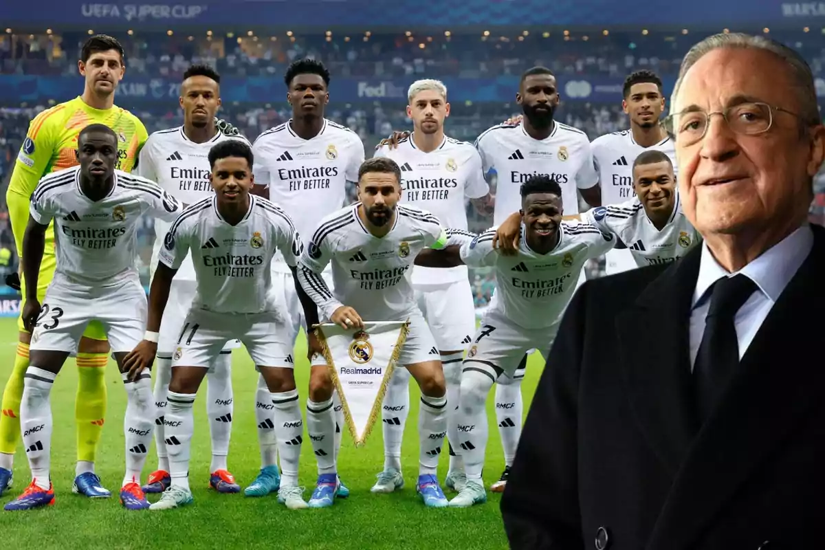 Un equipo de fútbol posando en el campo junto a un hombre mayor con gafas y traje.