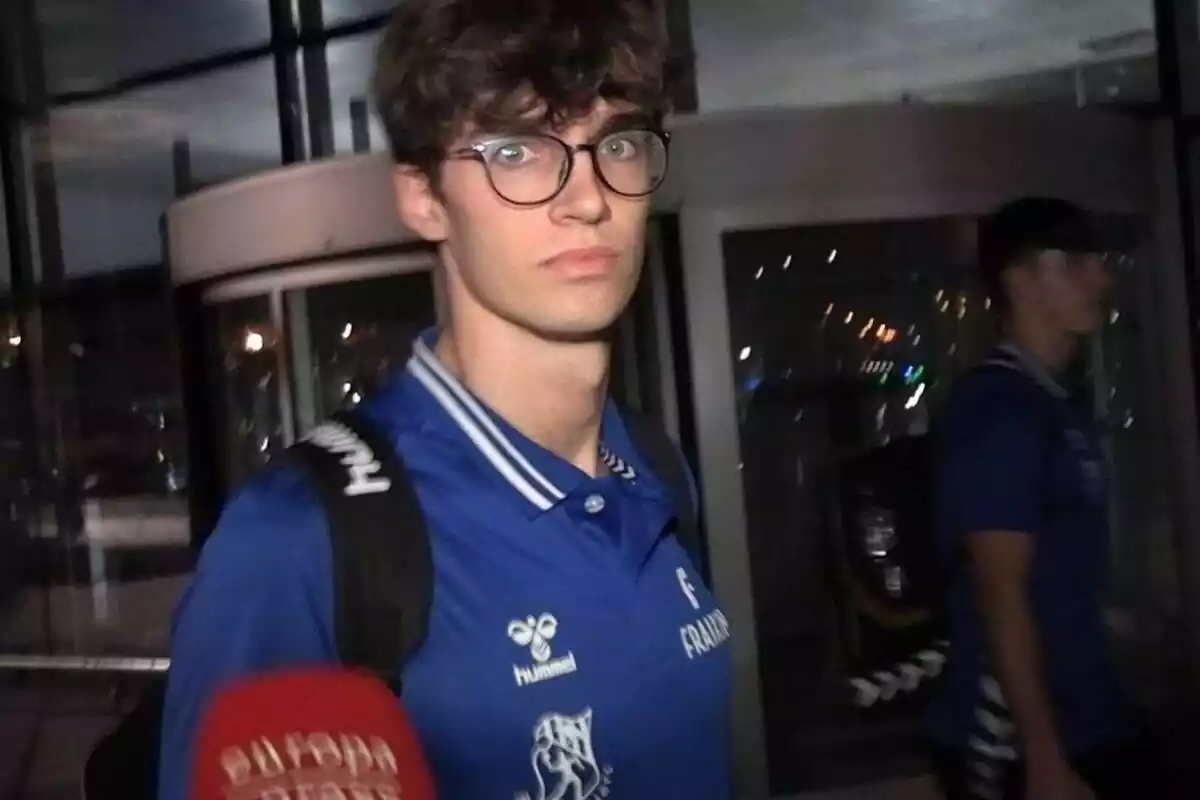 Pablo Urdangarin con gafas en el aeropuerto de Barcelona con un micrófono para que conteste