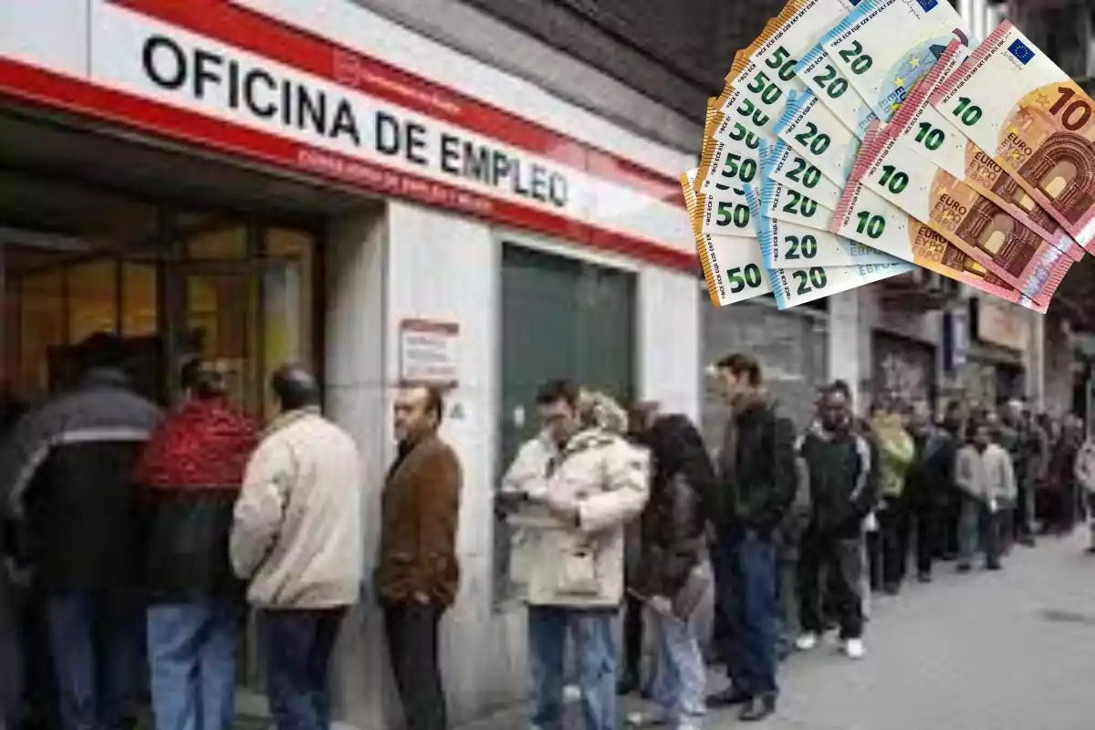 Personas haciendo fila en una oficina de empleo con billetes de euro superpuestos en la esquina superior derecha.