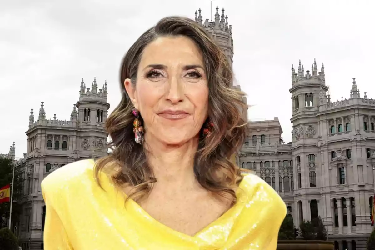 Paz Padilla con un vestido amarillo delante la fachada del Ayuntamiento de Madrid