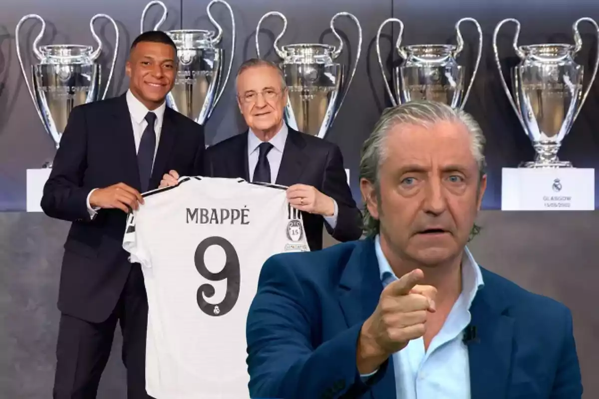 Un hombre sosteniendo una camiseta con el nombre Mbappé junto a otro hombre en un fondo con trofeos y una tercera persona en primer plano señalando.